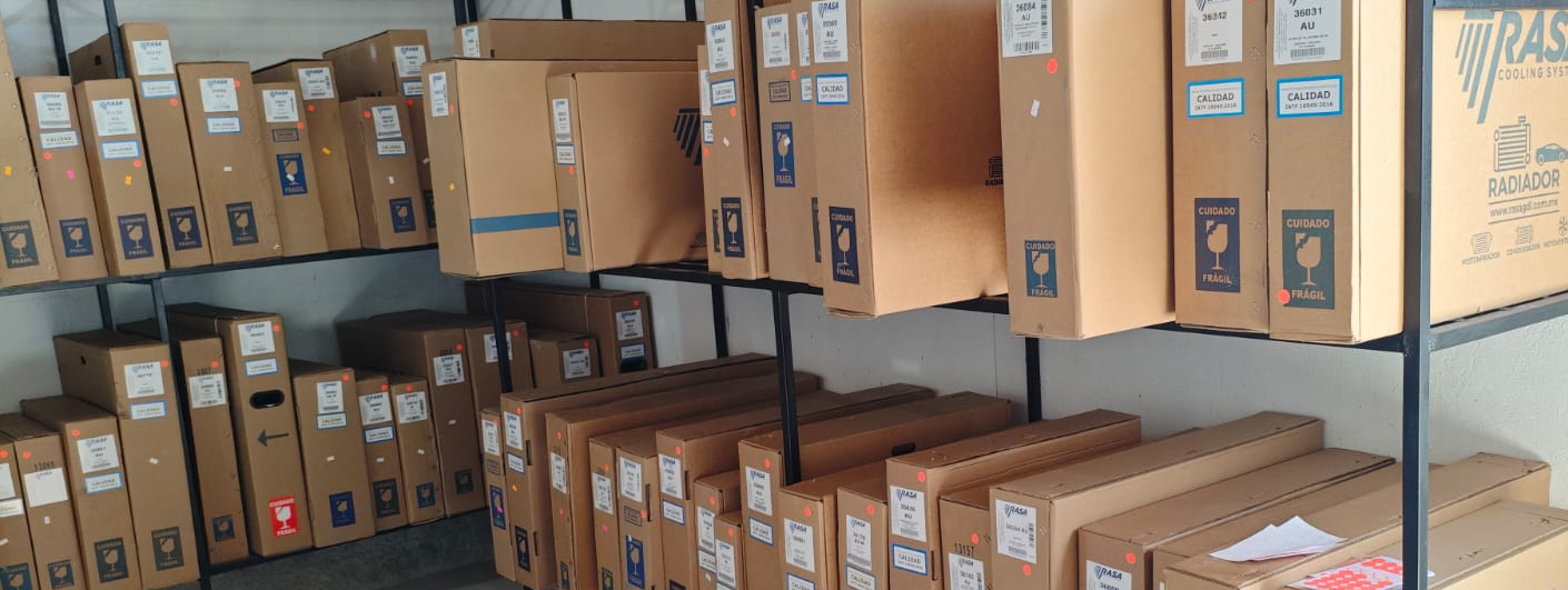 distribución de radiadores automotrices para todo tipo de vehículos: autos particulares, camionetas, camiones y maquinaria pesada.